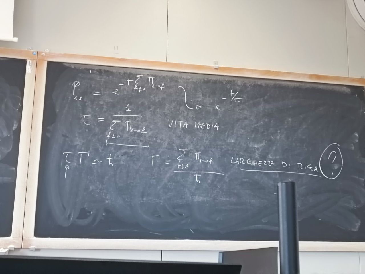 Decadimento esponenziale, vita media e larghezza di riga